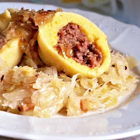 GEFÜLLTE KNÖDEL MIT GERÄUCHERTEM FLEISCH GEFÜLLTE KNÖDEL MIT GERÄUCHERTEM FLEISCH